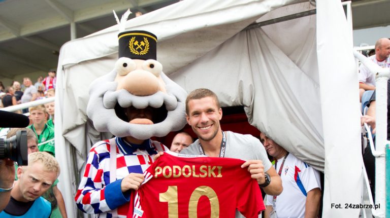 Lukas Podolski przyłączył się do akcji "Wszyscy na Jagę ...